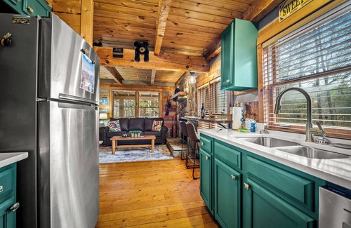 Gatlinburg - Pigeon Forge Cabin | Sweetheart Log Retreat King Hot Tub Flat Driveway Close2PKWY 2 Porches Fireplace