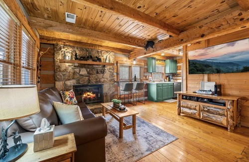 Gatlinburg - Pigeon Forge Cabin | Sweetheart Log Retreat King Hot Tub Flat Driveway Close2PKWY 2 Porches Fireplace