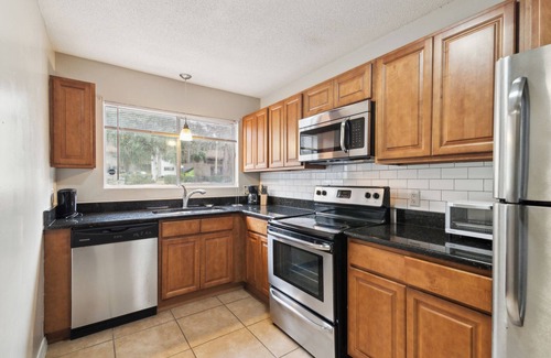 Gainesville Apartment | Sweetwater 7C I Beautiful 2Bd Apt I Free Parking