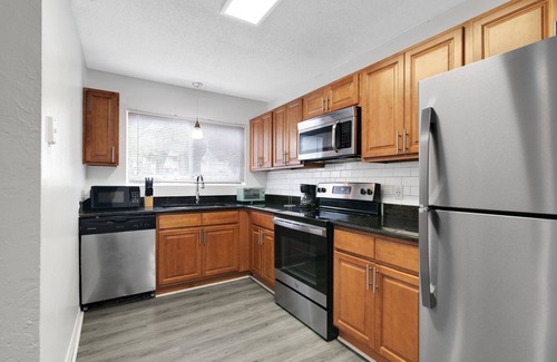 Gainesville Apartment | Sweetwater 7E I Beautiful 2Bd Apt I Free Parking