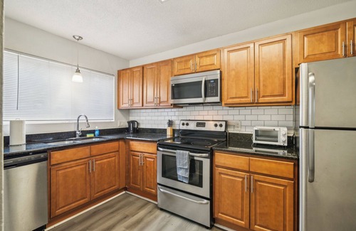Gainesville Apartment | Sweetwater 8E I Beautiful 2Bd Apt I Free Parking