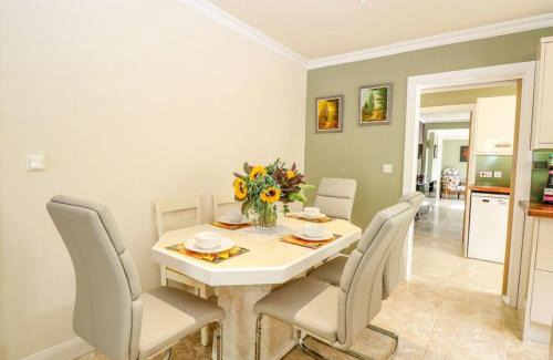 Brundall House | Swift Host - 3 Bedrooms - 2 Living Areas - Cinema Room - Garden - Family Pet Friendly - Norfolk Broads - Parking