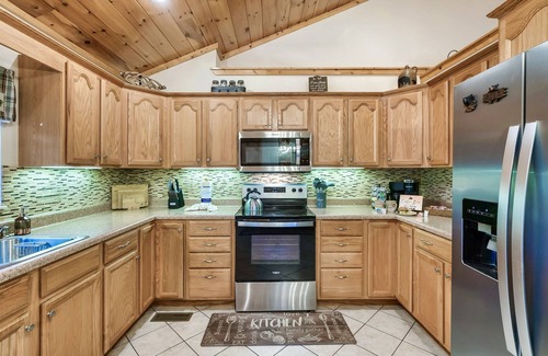 Gatlinburg - Pigeon Forge Cabin | Swim Spa, Fire pit, 3King Bed, Dog, Spacious Parking in Wears Valley