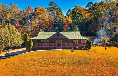 Gatlinburg - Pigeon Forge Cabin | Swim Spa, Fire pit, 3King Bed, Dog, Spacious Parking in Wears Valley