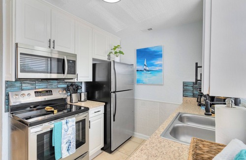 Indian Harbour Beach Apartment | Swimside~ Walk to the beach, Pool, BBQ, Games, Gym