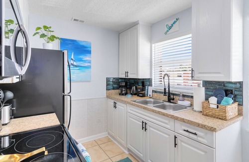 Indian Harbour Beach Apartment | Swimside~ Walk to the beach, Pool, BBQ, Games, Gym