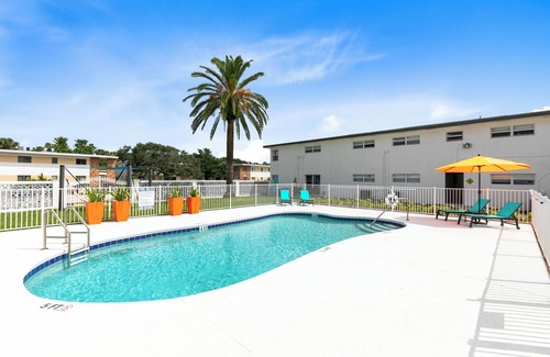 Indian Harbour Beach Apartment | Swimside~ Walk to the beach, Pool, BBQ, Games, Gym