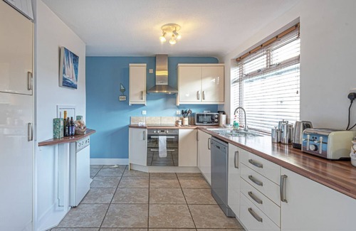 Mynytho Cottage | Swn Y Don - a bungalow that sleeps 8 guests in 4 bedrooms