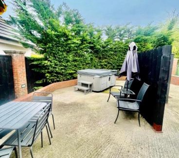 York House | Sycamore Cottage with Hot Tub