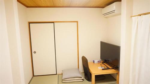 Shin-Osaka House | SYOGA A house, next to natural park