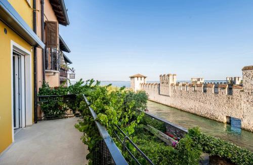 Monastir House | Syrmioncello - Castle Lounge
