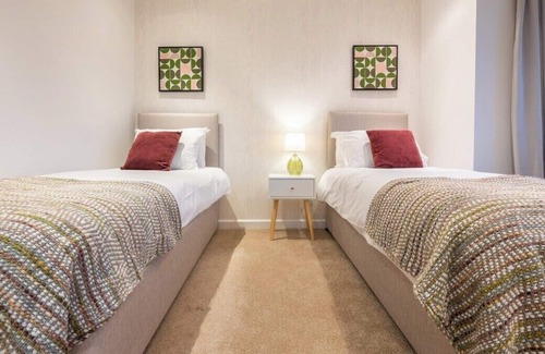 Llanishen House | Tŷ Coch by Tŷ SA, Spacious 3 Bedrooms