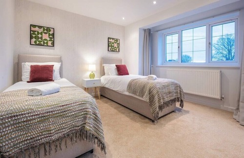 Llanishen House | Tŷ Coch by Tŷ SA, Spacious 3 Bedrooms