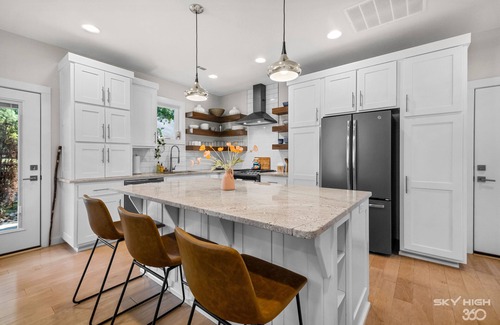 Bentonville House | TᕼE ᒍᑌᑎIᑭEᖇ- Ace location between Coler & Slaughter Pen