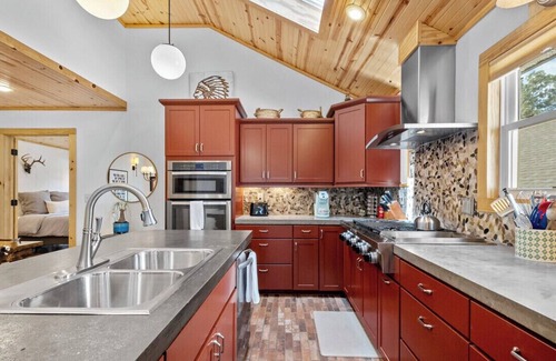 Downtown House | TᕼE ᗰᗩIᑎ ᒪOᗪGE- Modern comfort by TRAILS & MUSEUM located on quiet street