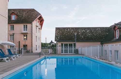 La Roche-Posay Apartment | T2 apartment with heated seasonal pool near Futuroscope