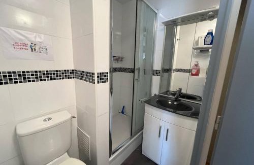 Cap d'Agde Apartment | T2 Cabine rénové Cap d'Agde: 4 pers, parking, prox plages - FR-1-749-74