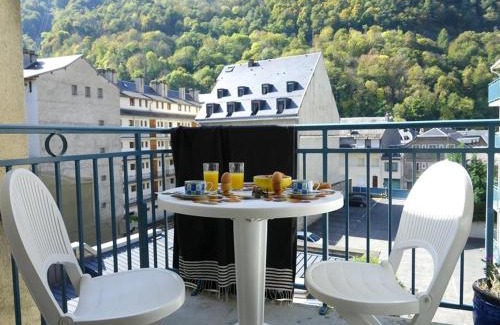 Bagneres-de-Luchon Apartment | T2 Calme - Balcon - Parking - Animaux admis - FR-1-313-187