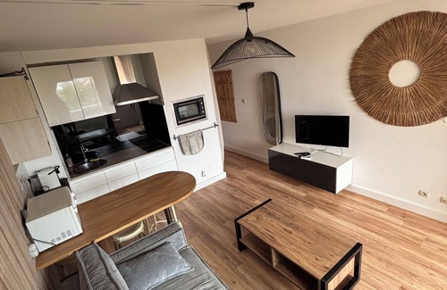 Frontignan Apartment | T2, loggia, private parking 20m from beach