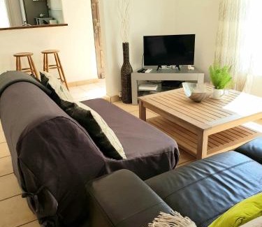 Martigues Apartment | T2, parking privé, clim, 5min à pied du centre ville