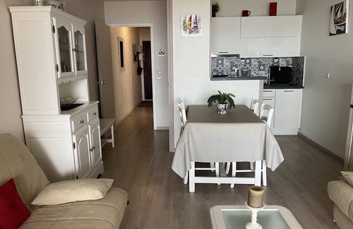 La Rochelle Apartment | T2 Sea View. La Rochelle the small ones. Near the port. Family. Balcony.