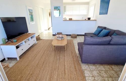 Le Brusc Apartment | T3 climatisé avec Wi-Fi et parking privé - À 200 m de la plage - FR-1-316-316