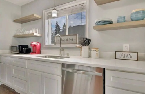 South Tacoma House | Tacoma-Cheaper than a hotel-sleeps up to 6!