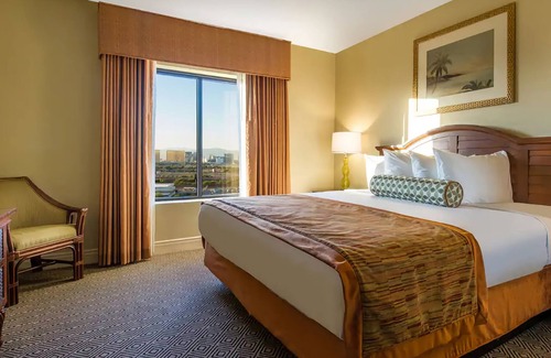 Las Vegas Resort | Tahiti Village Huge 2BR Apt— Balcony, Kitchen, Steam Shower, Jacuzzi, Lazy River