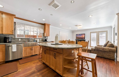 Tahoe Island House | Tahoe Keys Cozy Mountain Retreat 3BR, 3BA