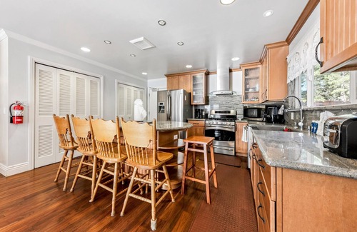 Tahoe Island House | Tahoe Keys Cozy Mountain Retreat 3BR, 3BA