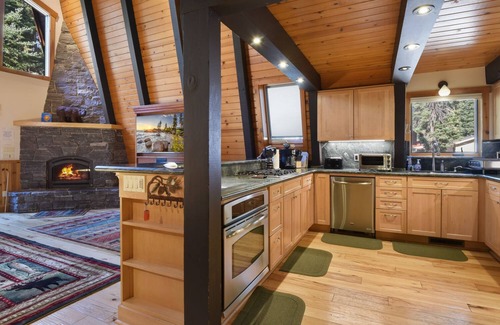 Carnelian Bay House | Tahoe Luxury Cabin - Hot Tub, Pool Table, Sleeps 9