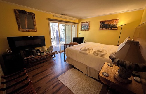 Carnelian Woods Bed & Breakfast | TaHome: Cozy 2BR Suite in Nature, w/option to add Kitchen & Living Area access