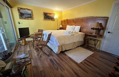 Carnelian Woods Bed & Breakfast | TaHome: Cozy 2BR Suite in Nature, w/option to add Kitchen & Living Area access