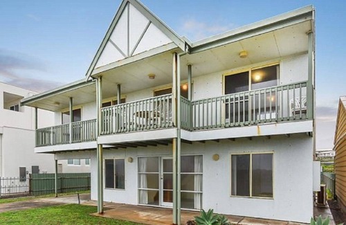 Middleton House | Tahren Beachfront Shack: Your Budget-Friendly Getaway Where Pets Are Welcome