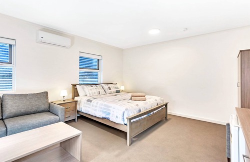 Seymour House | Tailem Bend Multi-Unit House: Accommodation up to 44 Guests in 22 Luxe Rooms