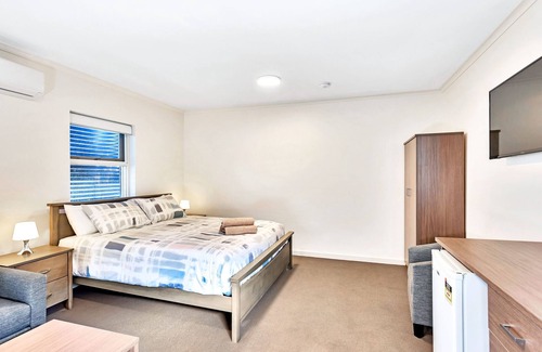 Seymour House | Tailem Bend Multi-Unit House: Accommodation up to 44 Guests in 22 Luxe Rooms