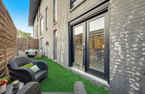Lower Greenville Condo | Tailored for comfort and productivity, this two-bedroom executive condo features a full kitchen with premium appliances, an elegant dining room, and spacious living areas. Both bedrooms include plush king beds, full-size closets, and stylish dressers