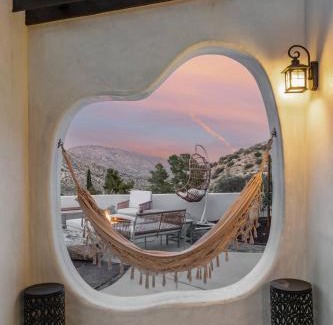 Yucca Valley House | Taj Sahara By The Cohost Company