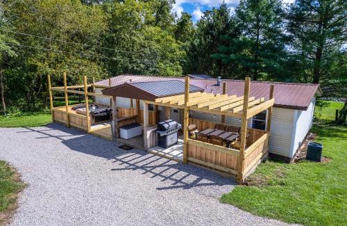 East Fultonham House | Take 5 Retreat with Hot Tub Relax, Rest, Refresh!