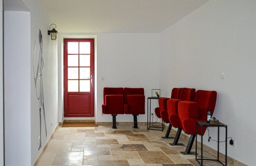 Eglise-Neuve-d'Issac House | Take a dip in the swimming pool and watch the horses in the paddock.