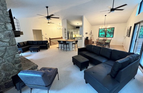 Smith Mountain Lake House | Takin' It Easy - SML Lakefront Kayaks King Beds - WIFI Recently Updated