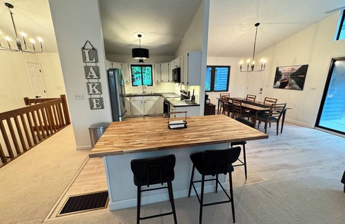 Smith Mountain Lake House | Takin' It Easy - SML Lakefront Kayaks King Beds - WIFI Recently Updated