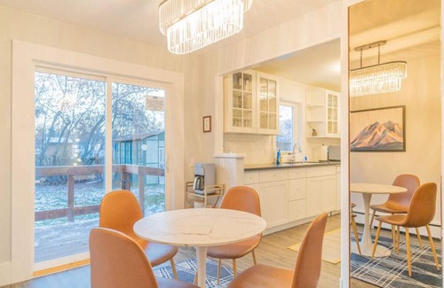 Fairbanks House | Taku’s Contemporary & Stylish Private Retreat