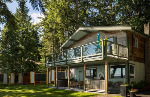 Fanny Bay House | Tall Cedars Beach House - Oceanfront with hot tub