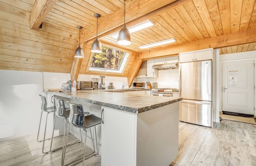 Tahoma Cabin | Tamarack by AvantStay | Remodeled Chamberlands! Full Beach/Pool Access!