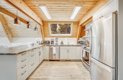 Tahoma Cabin | Tamarack by AvantStay | Remodeled Chamberlands! Full Beach/Pool Access!