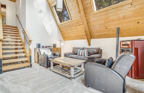 Tahoma Cabin | Tamarack by AvantStay | Remodeled Chamberlands! Full Beach/Pool Access!
