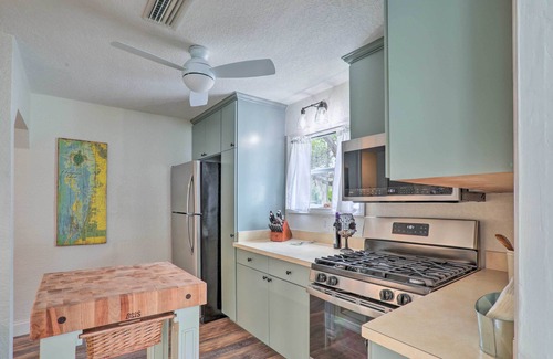 Safety Harbor Cottage | Tampa Bay Area Cottage w/Gas Grill and Fire Pit!
