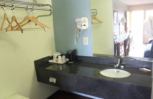Bearss Plaza Hotel | Tampa Inn - Near Busch Gardens