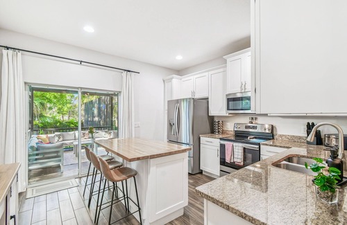Old Seminole Heights House | Tampa Outdoor Family Fun/Pool/Spa/Grill/Mini Golf/Games